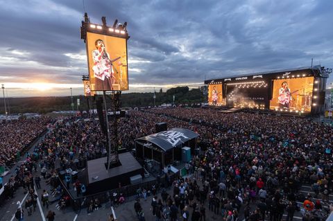Sicher, der Nürburgring ist ein Mythos. Als Festivalgelände auf dem Papier aber denkbar ungünstig: Zu hügelig, zu uneben, die Wege zu lang. Doch wenn die Sonne am Ring untergeht, sind all die Strapazen für einen Moment vergessen