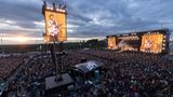Sicher, der Nürburgring ist ein Mythos. Als Festivalgelände auf dem Papier aber denkbar ungünstig: Zu hügelig, zu uneben, die Wege zu lang. Doch wenn die Sonne am Ring untergeht, sind all die Strapazen für einen Moment vergessen