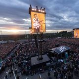 Sicher, der Nürburgring ist ein Mythos. Als Festivalgelände auf dem Papier aber denkbar ungünstig: Zu hügelig, zu uneben, die Wege zu lang. Doch wenn die Sonne am Ring untergeht, sind all die Strapazen für einen Moment vergessen