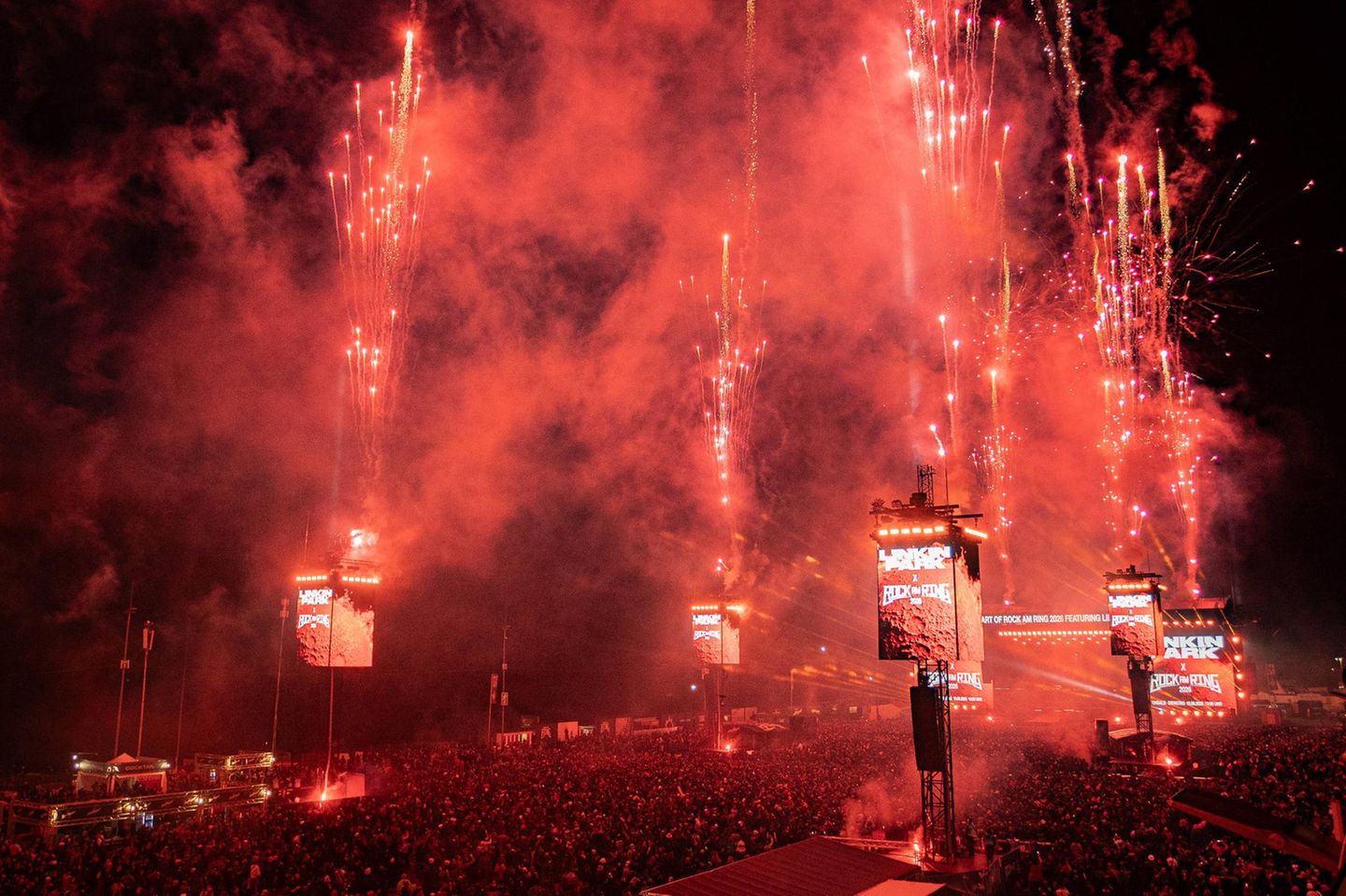 Der erste Festivaltag endete mit einem Riesenfeuerwerk und einer Riesenankündigung fürs nächste Jahr: Linkin Park wird den Ring im nächsten Jahr beehren. Der erste Headliner 2026 steht also schon fest
