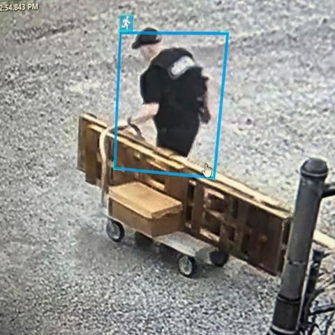 Mit einer improvisierten Polizeiuniform brach der Häftling aus einem Gefängnis in den USA aus