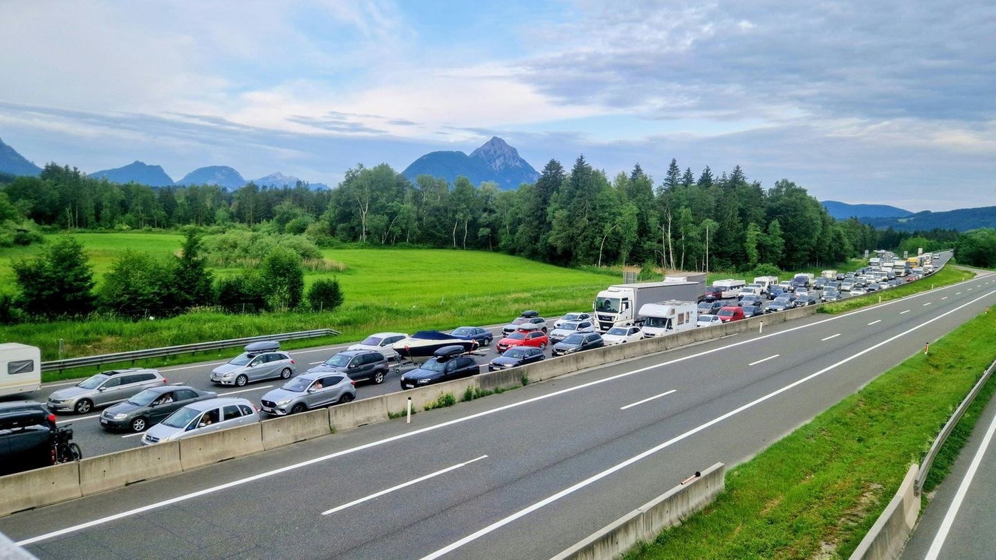 Auf der Tauernautobahn in Österreich wälzt sich die Blechlawine Richtung Süden