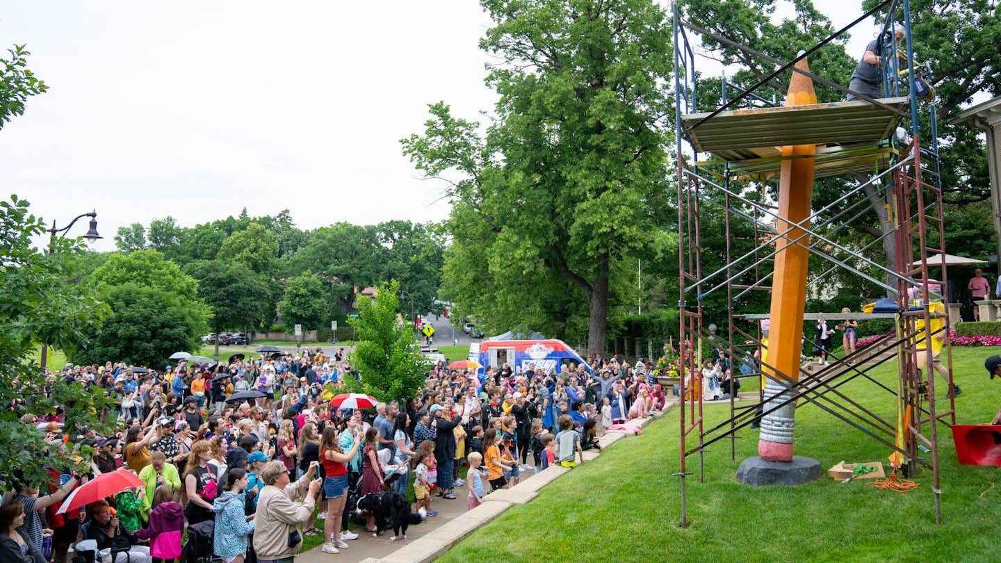 Der gigantische Bleistift in Minneapolis war früher mal eine Sumpf-Eiche