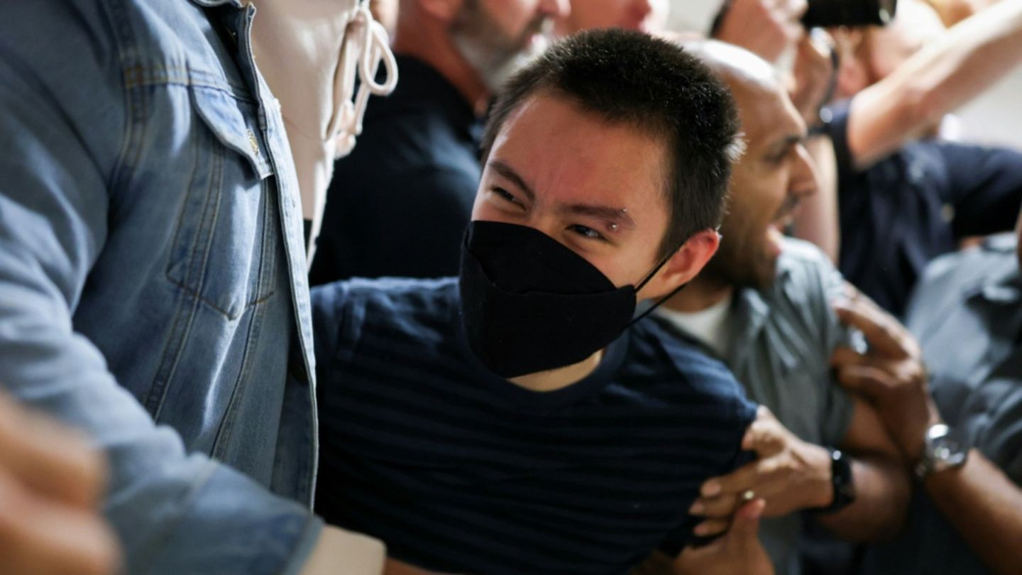 Festnahme eines der beiden Migranten in einem Gerichtsgebäude in New York