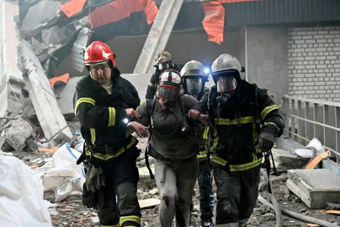 Rettungskräfte nach russischem Beschuss auf Charkiw