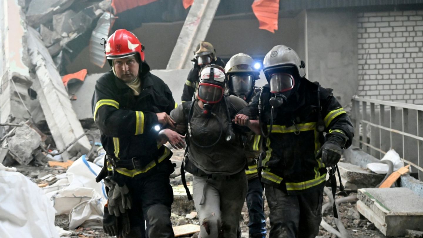 Rettungskräfte nach russischem Beschuss auf Charkiw