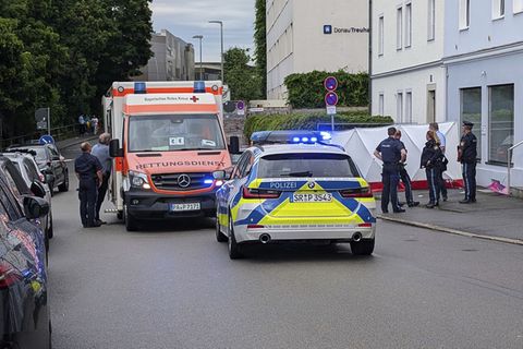 Ein Auto ist in Passau in eine Menschengruppe gefahren. Foto: Markus Zechbauer/Zema Medien/dpa