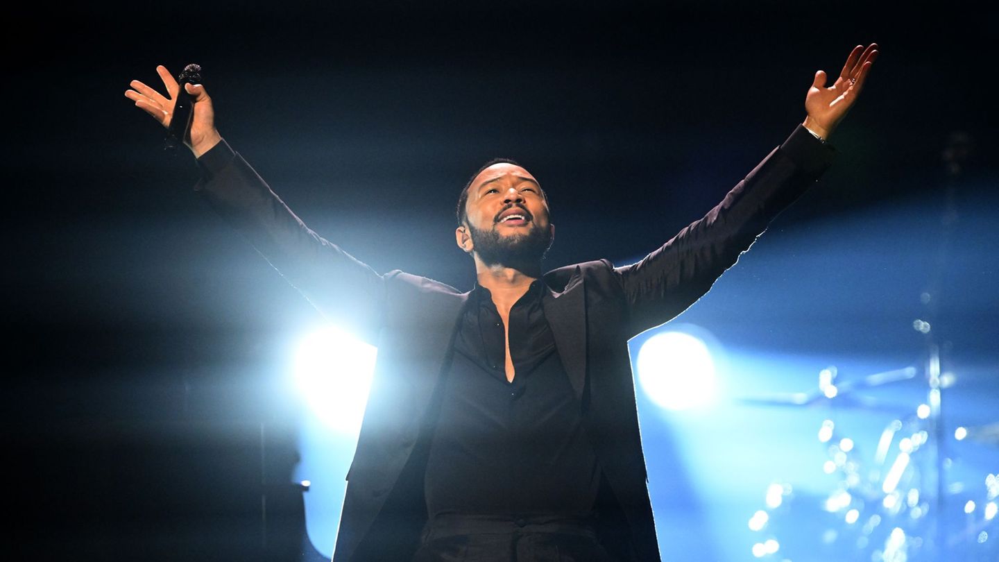 Music: John Legend gives concert in front of only 3,300 fans