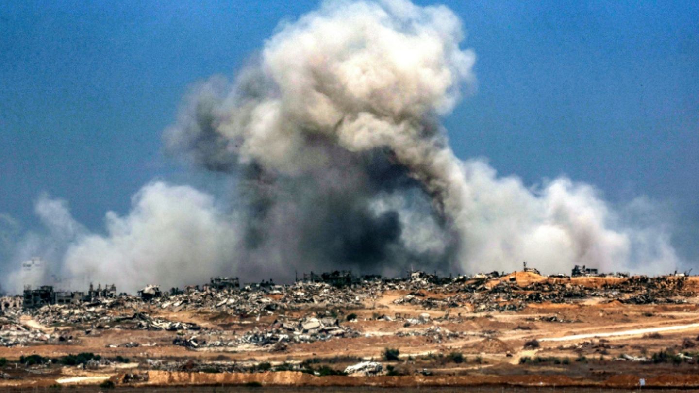 Rauchwolke nach israelischem Angriff an der Grenze des Gazastreifens