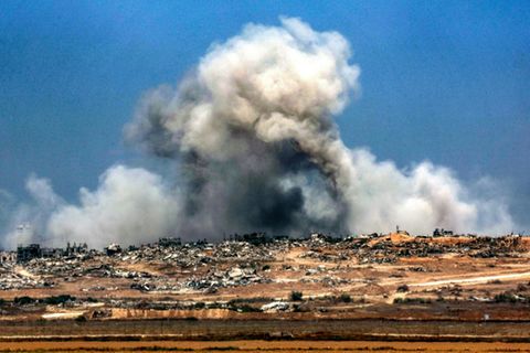 Rauchwolke nach israelischem Angriff an der Grenze des Gazastreifens