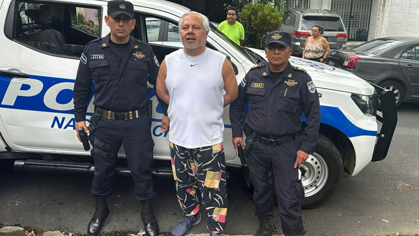 Enrique Anaya (M.) bei seiner Festnahme