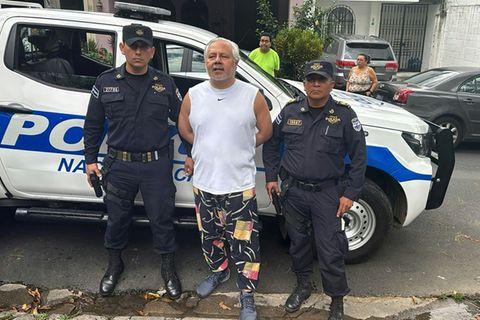 Enrique Anaya (M.) bei seiner Festnahme