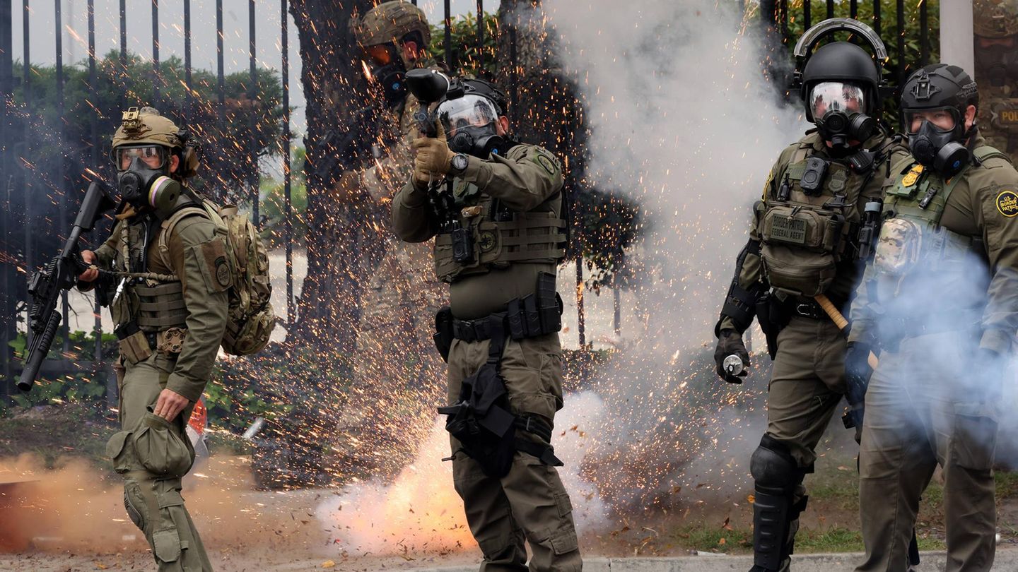 Donald Trump puts National Guard in Los Angeles after protests Donald Trump puts National Guard in Los Angeles after protests