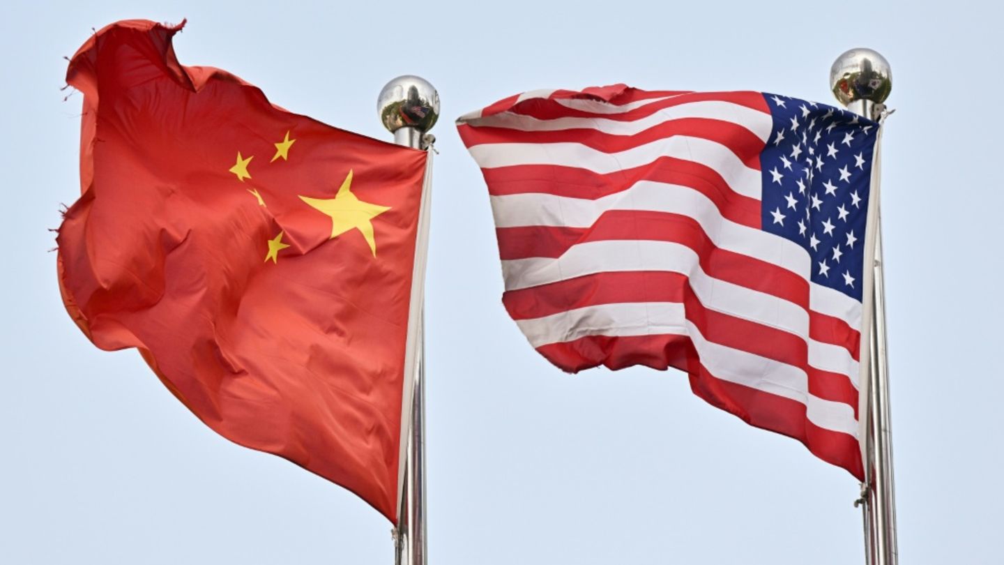 Flaggen Chinas und der USA