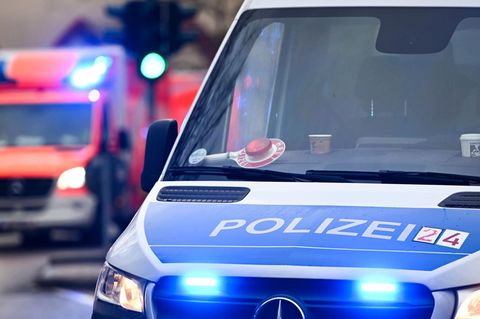 Ein Polizeiwagen und ein Krankenwagen als Symbolfoto für eine Messerattacke in Berlin
