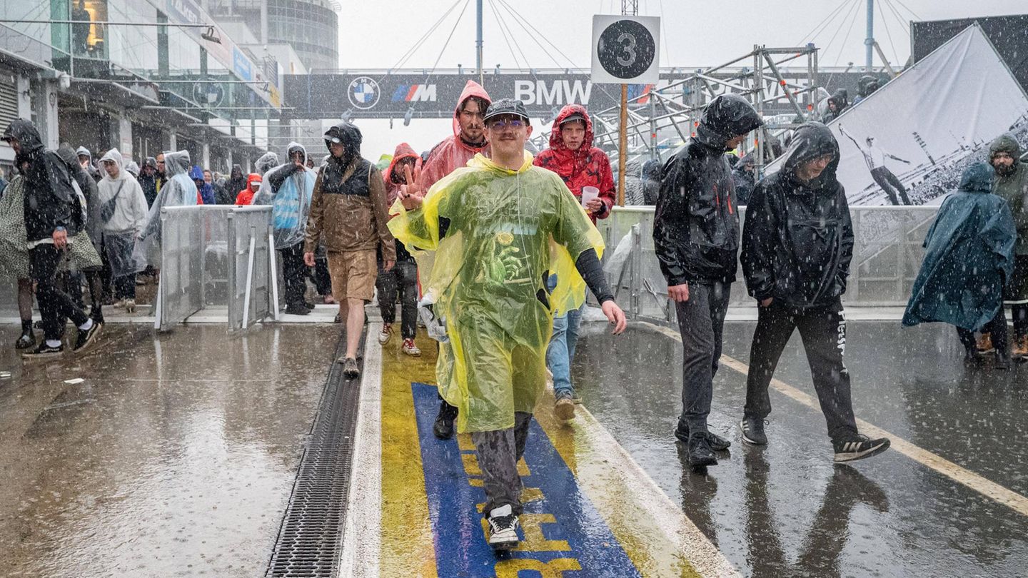 Man könnte fast meinen, dass die Fans mit einer stoischer Ignoranz ertragen, was da vom Himmel kommt. Der guten Laune scheinen die Schauer keinen Abbruch zu tun – Regenponcho sei Dank