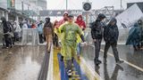 Man könnte fast meinen, dass die Fans mit einer stoischer Ignoranz ertragen, was da vom Himmel kommt. Der guten Laune scheinen die Schauer keinen Abbruch zu tun – Regenponcho sei Dank