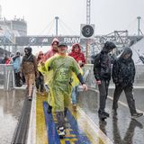 Man könnte fast meinen, dass die Fans mit einer stoischer Ignoranz ertragen, was da vom Himmel kommt. Der guten Laune scheinen die Schauer keinen Abbruch zu tun – Regenponcho sei Dank