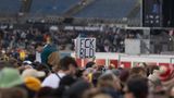 In diesem Jahr werden die Konzerte von Rock am Ring nicht von TV-Sendern, sondern von einer Boulevardzeitung übertragen. So mancher Fan zeigt, was er davon hält