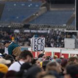 In diesem Jahr werden die Konzerte von Rock am Ring nicht von TV-Sendern, sondern von einer Boulevardzeitung übertragen. So mancher Fan zeigt, was er davon hält