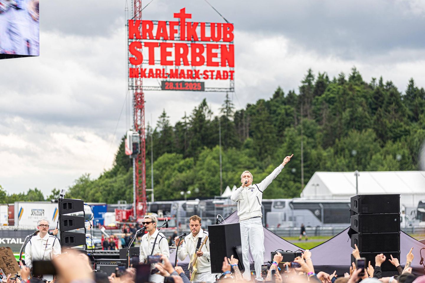 Die Band Kraftklub nutzte ein Spontankonzert auf einer kleinen Bühne mitten auf dem Festivalgelände zur Promo ihres neuen Albums. Innerhalb kürzester Zeit sangen und tanzten Hunderte Fans mit