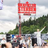 Die Band Kraftklub nutzte ein Spontankonzert auf einer kleinen Bühne mitten auf dem Festivalgelände zur Promo ihres neuen Albums. Innerhalb kürzester Zeit sangen und tanzten Hunderte Fans mit