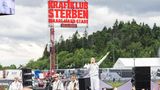 Die Band Kraftklub nutzte ein Spontankonzert auf einer kleinen Bühne mitten auf dem Festivalgelände zur Promo ihres neuen Albums. Innerhalb kürzester Zeit sangen und tanzten Hunderte Fans mit