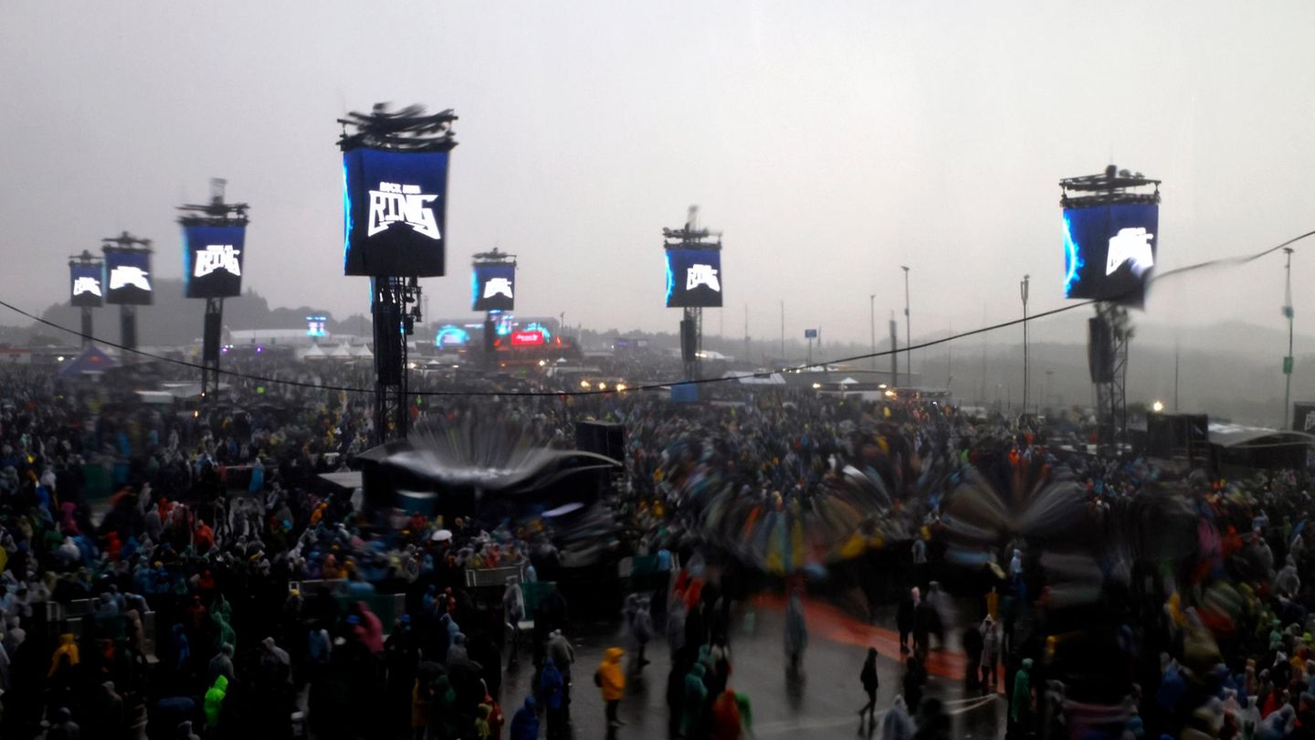 Nass, grau, kalt – ein leider sehr vertrauter Ausblick für die Fans am Ring. Doch wer das "Schietwetter" schon einmal gemeinsam mit 80.000 Anderen erlebt hat, weiß: Zusammen kann der regenverhangene Himmel fast romantisch anmuten