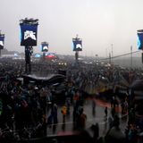 Nass, grau, kalt – ein leider sehr vertrauter Ausblick für die Fans am Ring. Doch wer das "Schietwetter" schon einmal gemeinsam mit 80.000 Anderen erlebt hat, weiß: Zusammen kann der regenverhangene Himmel fast romantisch anmuten