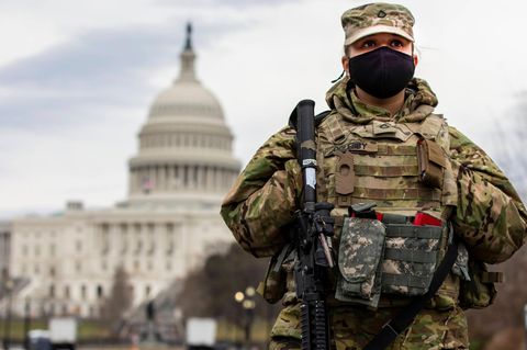 Ein Mitglied der Nationalgarde vor dem Capitol in Washington D. C.