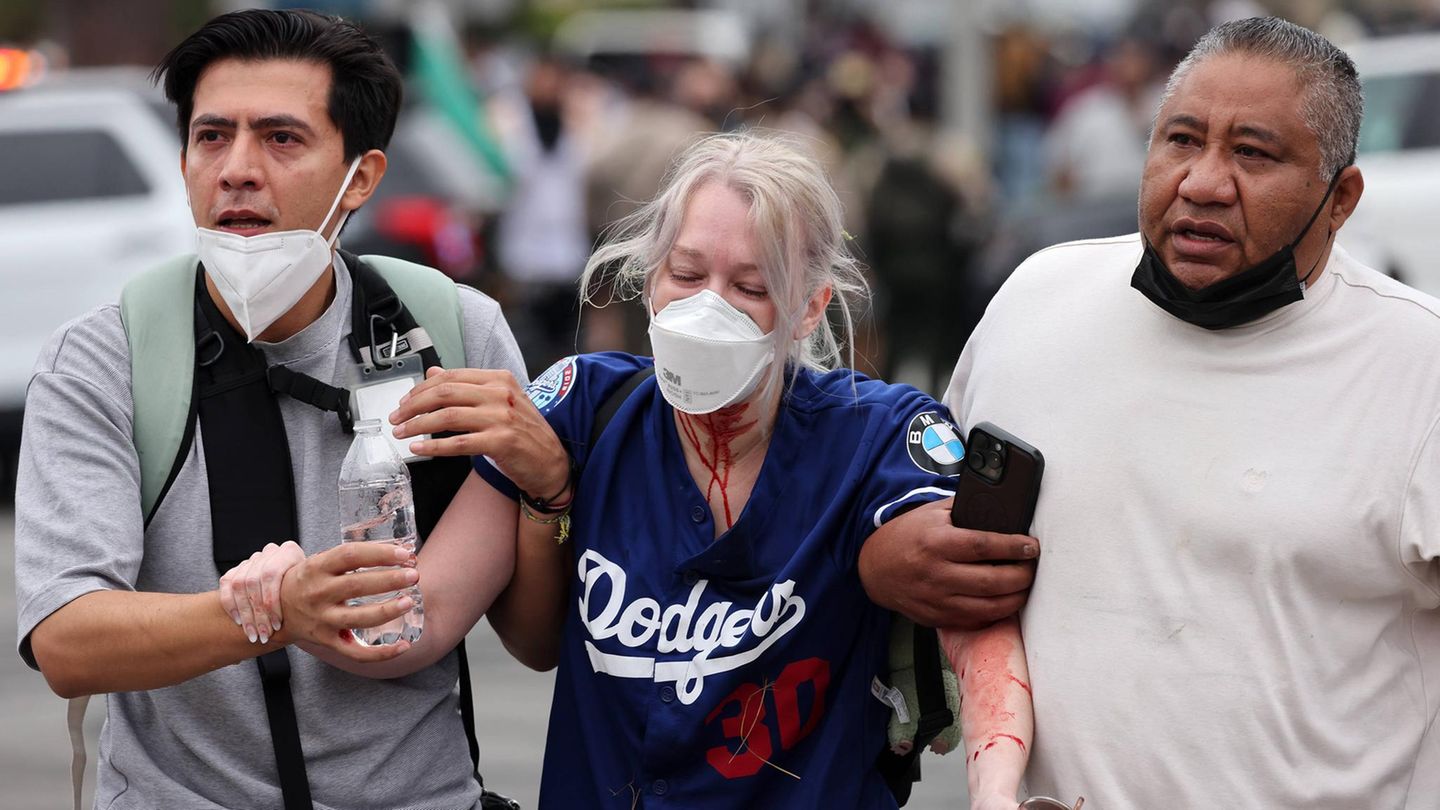 Zwei Männer versorgen eine Demonstrantin, die auf den Straßen Los Angeles' verletzt wurde. Bürgermeisterin Karen Bass verurteilte die Razzien des ICE: "Diese Taktiken säen Terror in unseren Gemeinden und stören die Grundprinzipien der Sicherheit in unserer Stadt"