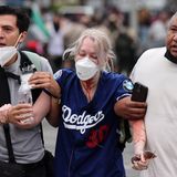 Zwei Männer versorgen eine Demonstrantin, die auf den Straßen Los Angeles' verletzt wurde. Bürgermeisterin Karen Bass verurteilte die Razzien des ICE: "Diese Taktiken säen Terror in unseren Gemeinden und stören die Grundprinzipien der Sicherheit in unserer Stadt"