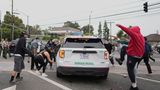 Immer wieder kam es zu gewaltsamen Zusammenstößen zwischen Demonstranten und Beamten des Grenzschutzes. Mal wurde ein Auto des Grenzschutzes attackiert…