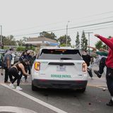 Immer wieder kam es zu gewaltsamen Zusammenstößen zwischen Demonstranten und Beamten des Grenzschutzes. Mal wurde ein Auto des Grenzschutzes attackiert…
