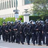 Zwischen den Sicherheitsbehörden gibt es Streit: Das ICE warf der Polizei in Los Angeles vor, zu langsam auf die Proteste reagiert zu haben. Das LAPD entgegnete, dass die Ankunft verzögert worden sei, weil Bundesbeamte bereits vor dem Eintreffen der Polizei mit Tränengas auf die Demonstranten geschossen habe und so eine gefährliche Umgebung für die Polizisten geschaffen habe