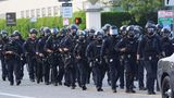 Zwischen den Sicherheitsbehörden gibt es Streit: Das ICE warf der Polizei in Los Angeles vor, zu langsam auf die Proteste reagiert zu haben. Das LAPD entgegnete, dass die Ankunft verzögert worden sei, weil Bundesbeamte bereits vor dem Eintreffen der Polizei mit Tränengas auf die Demonstranten geschossen habe und so eine gefährliche Umgebung für die Polizisten geschaffen habe
