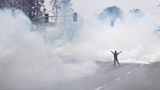Alleine auf weiter Flur. Diesem Demonstranten scheinen die Tränengaspatronen, die von Sicherheitskräften abgefeuert wurden, nichts auszumachen