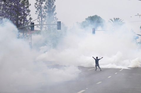 Alleine auf weiter Flur. Diesem Demonstranten scheinen die Tränengaspatronen, die von Sicherheitskräften abgefeuert wurden, nichts auszumachen