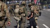 "Ihr bringt Chaos, wir bringen Handschellen", erklärte Dan Bongino, der Vize-Chef des FBI, auf Twitter. Bereits am Freitag wurden mehr als 40 Demonstranten festgenommen, wie viele Menschen bei den Protesten bislang festgenommen wurden, ist unklar