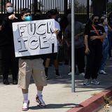 Nein, das ist kein Protest gegen die Deutsche Bahn. ICE steht in den USA für United States Immigration and Customs Enforcement und ist die Grenzschutzbehörde der Vereinigten Staaten. Die Behörde geht in den USA auf Anweisung von Donald Trump strikt gegen illegale Einwanderer vor