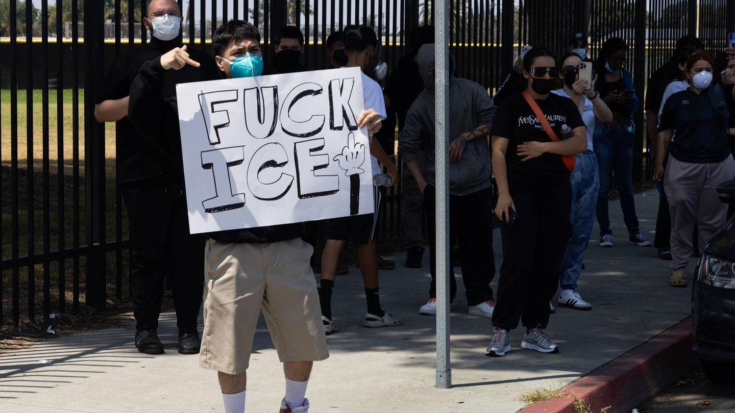 Nein, das ist kein Protest gegen die Deutsche Bahn. ICE steht in den USA für United States Immigration and Customs Enforcement und ist die Grenzschutzbehörde der Vereinigten Staaten. Die Behörde geht in den USA auf Anweisung von Donald Trump strikt gegen illegale Einwanderer vor