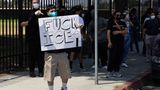 Nein, das ist kein Protest gegen die Deutsche Bahn. ICE steht in den USA für United States Immigration and Customs Enforcement und ist die Grenzschutzbehörde der Vereinigten Staaten. Die Behörde geht in den USA auf Anweisung von Donald Trump strikt gegen illegale Einwanderer vor