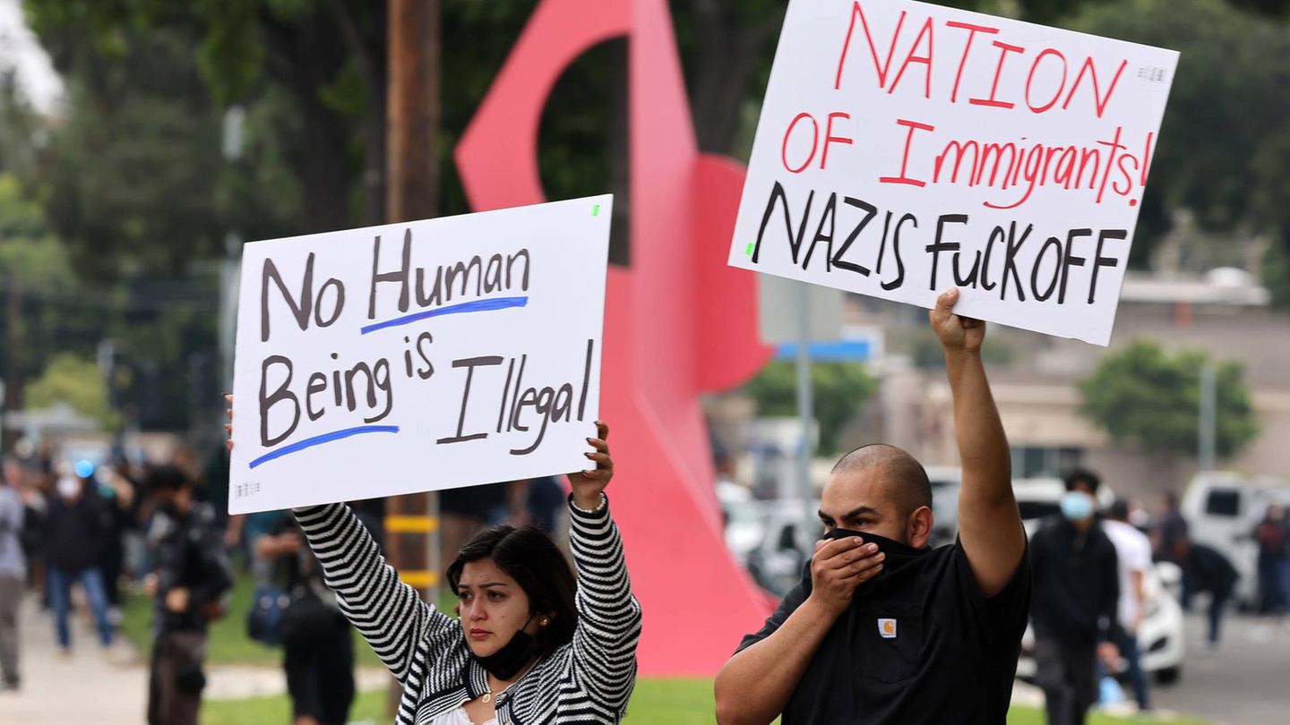 In Paramount sowie in Compton, zwei benachbarte Stadtteile im Südosten der Millionenmetropole Los Angeles, nahmen Beamte der Grenzschutzbehörde am Freitag Migranten fest und brachten sie in nicht gekennzeichnete Autos. Gegen das Vorgehen der Beamten regt sich stärker werdender Protest