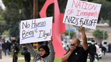 In Paramount sowie in Compton, zwei benachbarte Stadtteile im Südosten der Millionenmetropole Los Angeles, nahmen Beamte der Grenzschutzbehörde am Freitag Migranten fest und brachten sie in nicht gekennzeichnete Autos. Gegen das Vorgehen der Beamten regt sich stärker werdender Protest
