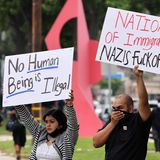 In Paramount sowie in Compton, zwei benachbarte Stadtteile im Südosten der Millionenmetropole Los Angeles, nahmen Beamte der Grenzschutzbehörde am Freitag Migranten fest und brachten sie in nicht gekennzeichnete Autos. Gegen das Vorgehen der Beamten regt sich stärker werdender Protest