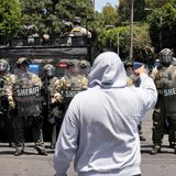 Ein Demonstrant beschimpft die Einsatzkräfte in Los Angeles. Bislang waren nur Beamte des ICE, Homeland Security und der Polizei im Einsatz. In der Nacht zu Sonntag beorderte US-Präsident Donald Trump 2000 Mitglieder der Nationalgarde in die Metropole – und umging damit den demokratischen Gouverneur Gavin Newsom