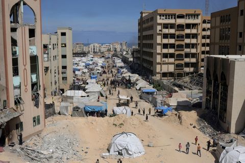 Zelte von Vertriebenen auf den Straßen der Stadt Gaza