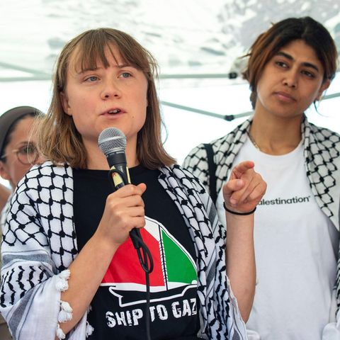 Greta Thunberg hält vor der Abfahrt eine Rede auf dem Boot "Madleen"