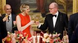 Cheers, mein Schatz: Fürst Albert stößt mit seiner Frau Charlène an