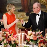Cheers, mein Schatz: Fürst Albert stößt mit seiner Frau Charlène an